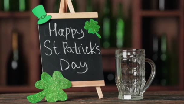 Einschenken Von Grünem Bier Becher Auf Dem Tisch Patricks Day — Stockvideo