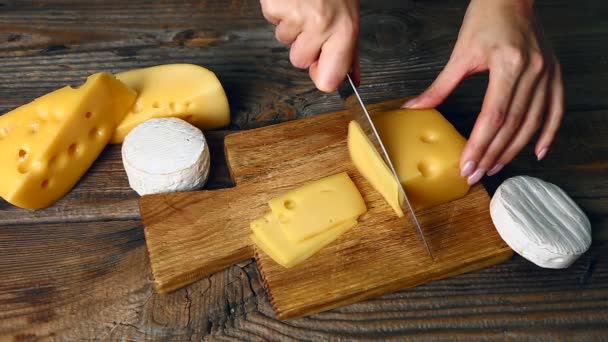 Femeie Tăiere Brânză Gustoasă Bord — Videoclip de stoc