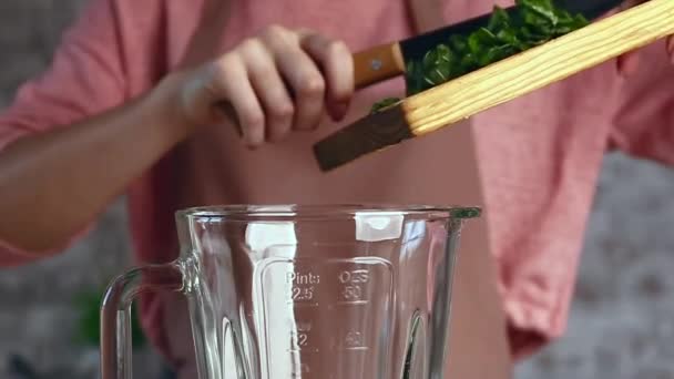 Sağlıklı Pesto Sosu Hazırlayan Kadın Yakın Plan — Stok video