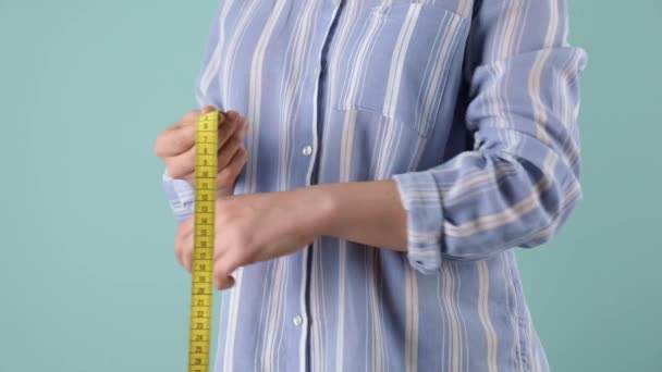 Frau Misst Ihr Handgelenk Auf Farbigem Hintergrund Ernährungskonzept — Stockvideo
