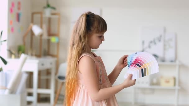 Κοριτσάκι Χρωματικές Παλέτες Στο Σπίτι — Αρχείο Βίντεο
