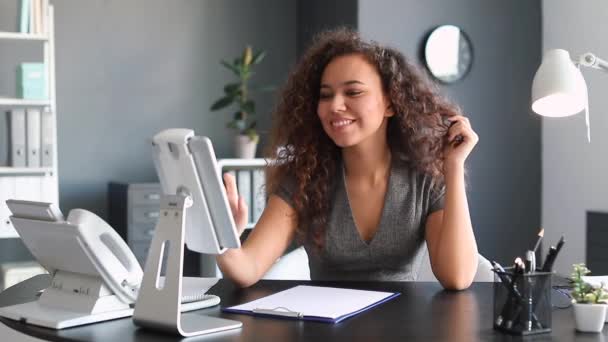 Ofiste Çalışan Mutlu Afro Amerikalı Kadını — Stok video