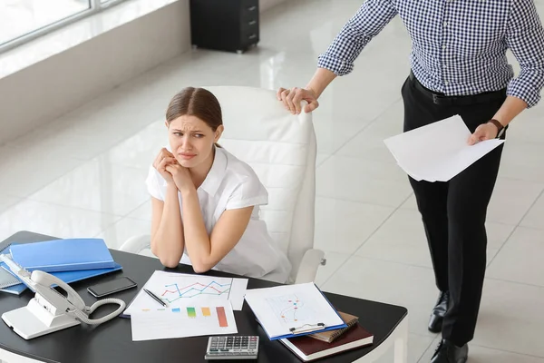 Chefe Irritado Repreendendo Sua Secretária Escritório — Fotografia de Stock