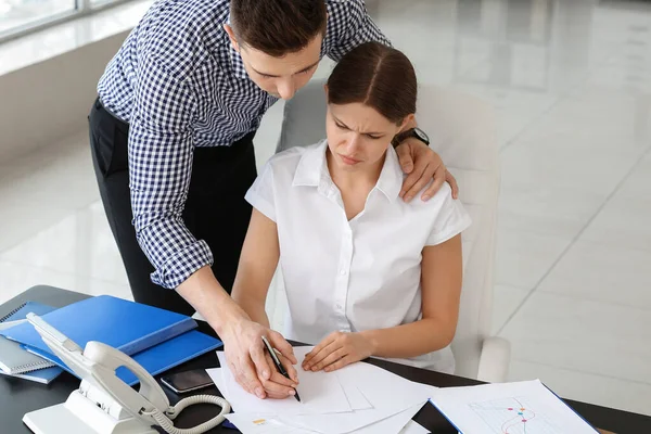 Jefe Abusando Secretaria Cargo —  Fotos de Stock