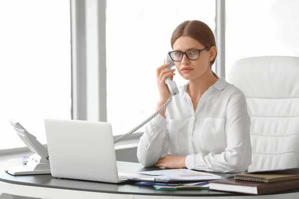 Beautiful Female Secretary Talking Telephone While Working Office — Stock Photo, Image