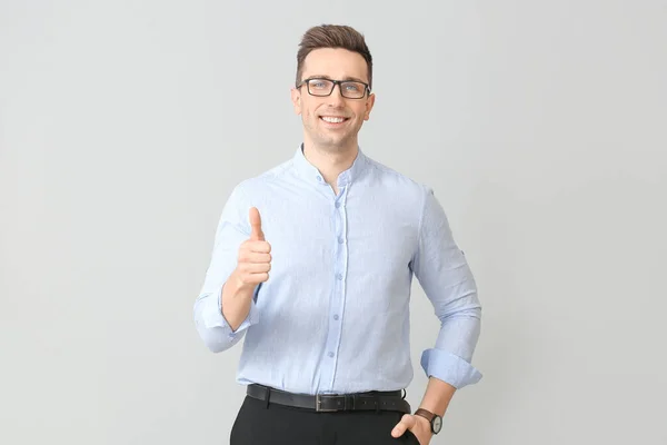 Hombre Negocios Guapo Mostrando Pulgar Hacia Arriba Sobre Fondo Claro — Foto de Stock