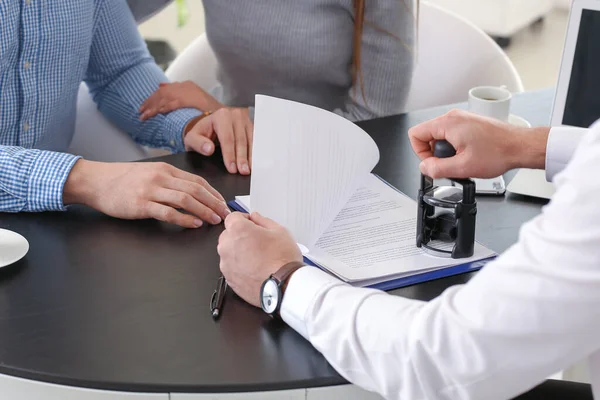 Couple Visiting Lawyer Office — Stock Photo, Image