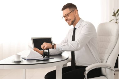 Erkek avukat ofiste belgelerle çalışıyor.