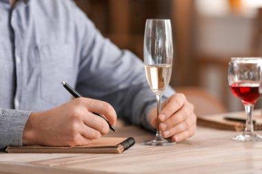 Restoranda şarap içen adam.