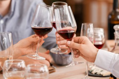 İnsanlar restoranda şarap tadıyor.