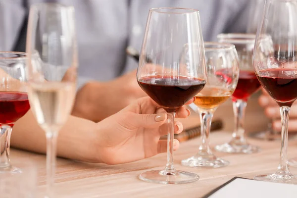 Ludzie Degustujący Wino Restauracji Zbliżenie — Zdjęcie stockowe