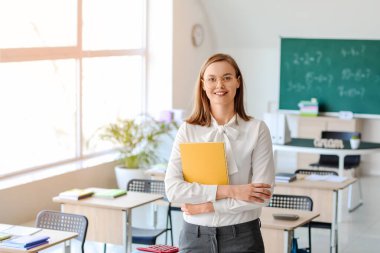 Sınıftaki güzel matematik öğretmeni.