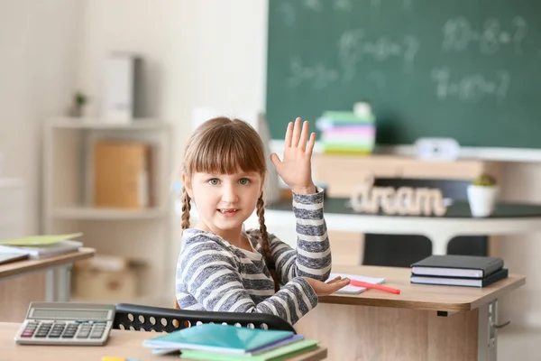 Skolflicka Höjer Handen För Svar Lektionen — Stockfoto