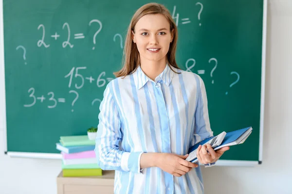 Hermoso Profesor Matemáticas Aula — Foto de Stock