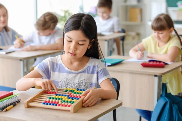 Menina Fazendo Tarefa Matemática Sala Aula — Fotografia de Stock