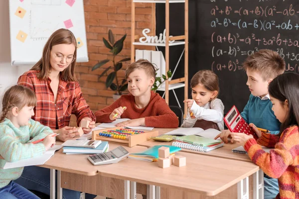 Kinderen Met Wiskundeleraar Tijdens Les Klas — Stockfoto