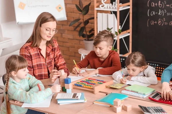 Kinderen Met Wiskundeleraar Tijdens Les Klas — Stockfoto