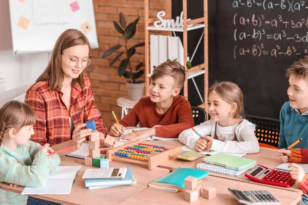 Crianças Com Professor Matemática Durante Aula — Fotografia de Stock
