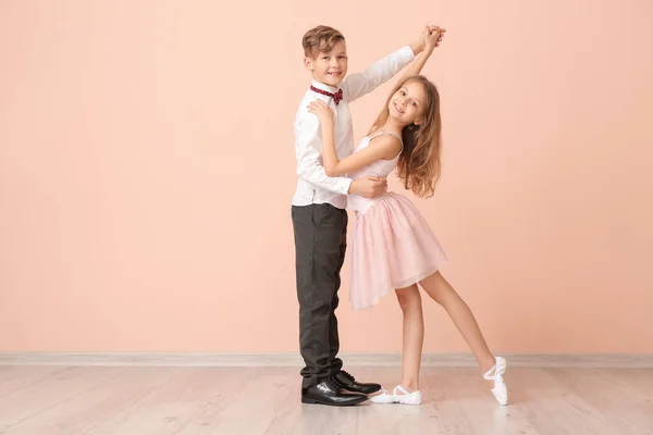 Schattige Kleine Kinderen Dansen Tegen Kleur Muur — Stockfoto