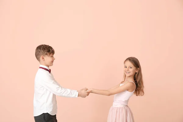 Schattige Kleine Kinderen Dansen Tegen Kleur Muur — Stockfoto