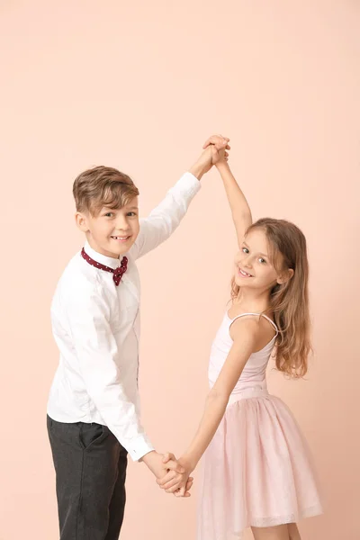 Schattige Kleine Kinderen Dansen Tegen Kleur Muur — Stockfoto