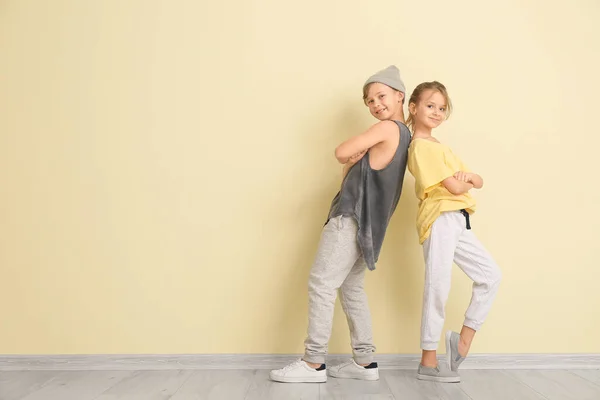 Carino Bambini Che Ballano Contro Parete Colore — Foto Stock