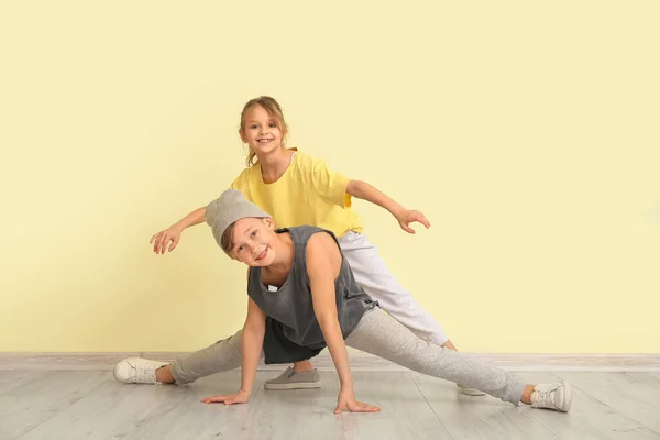 Söta Små Barn Dansar Mot Färgväggen — Stockfoto