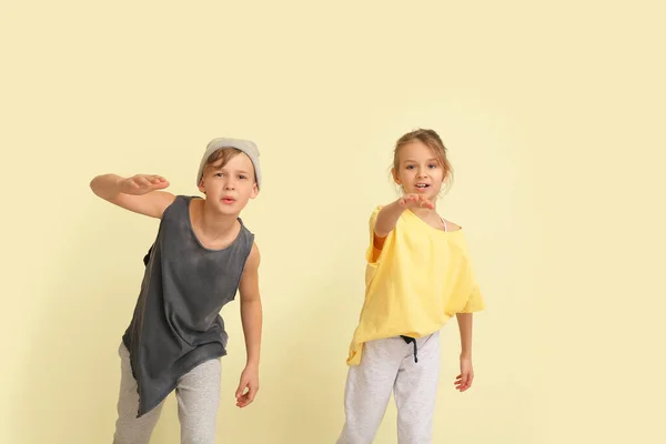Lindos Niños Bailando Contra Pared Color — Foto de Stock
