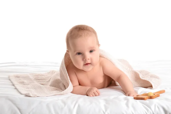 Bebé Bonito Com Toalha Fundo Branco — Fotografia de Stock