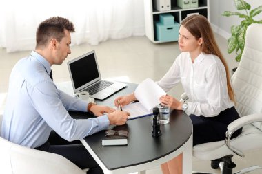 Avukatı ziyaret eden adam.