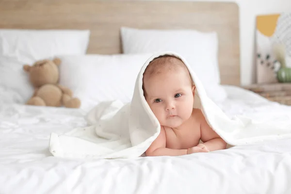 Schattig Klein Baby Met Handdoek Liggend Bed Thuis — Stockfoto