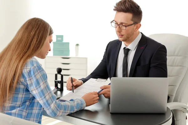 Frau Besucht Anwältin Büro — Stockfoto