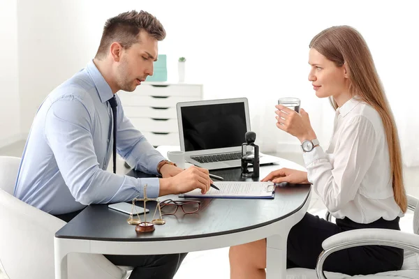 Mann Besucht Anwalt Büro — Stockfoto