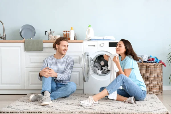 Feliz Jovem Casal Fazendo Lavanderia Casa — Fotografia de Stock