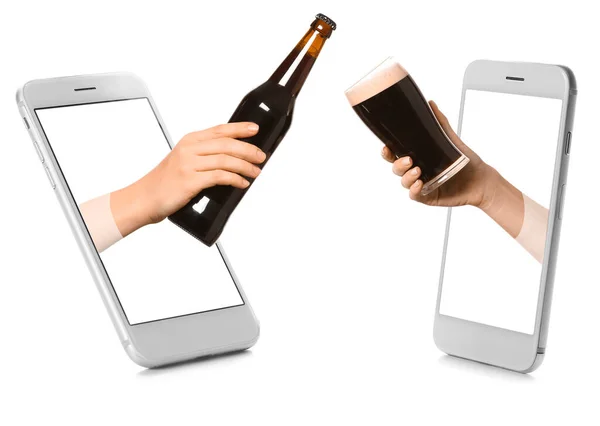 Persone Che Bevono Birra Attraverso Schermi Telefoni Cellulari Sfondo Bianco — Foto Stock