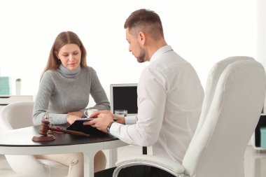 Kadın büroyu ziyaret ediyor.