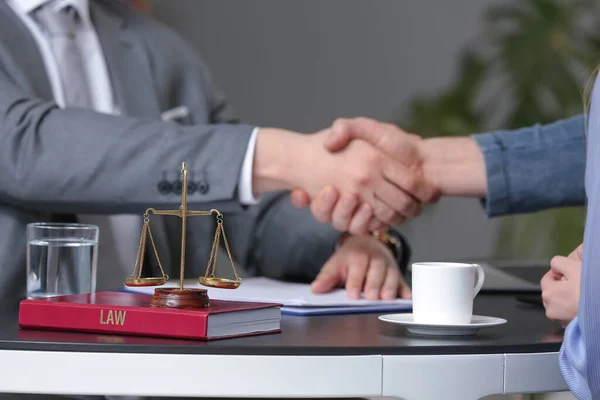 Mann Und Anwalt Beim Händeschütteln Amt — Stockfoto