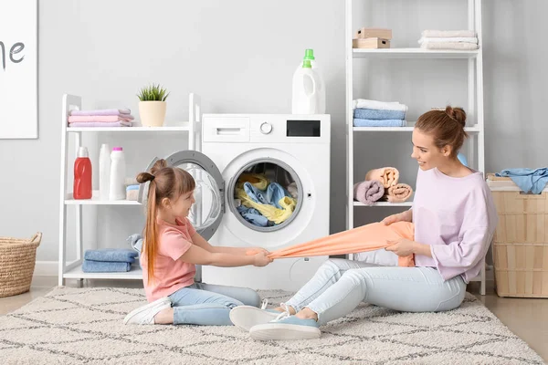 Mujer Linda Hijita Divirtiéndose Mientras Lavan Ropa Casa — Foto de Stock