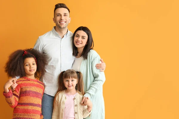 Gelukkig Paar Met Weinig Geadopteerde Kinderen Kleur Achtergrond — Stockfoto