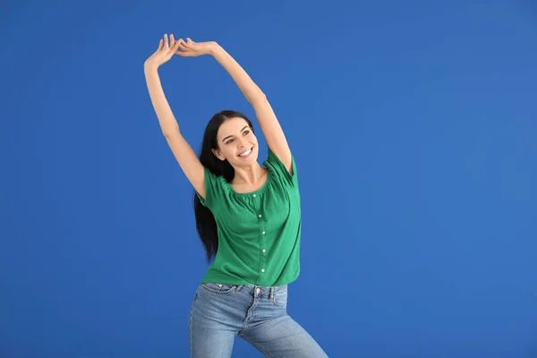Vacker Ung Kvinna Dansar Mot Färg Vägg — Stockfoto