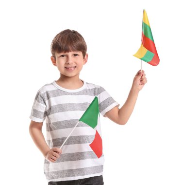 Beyaz arka planda dil okulunun küçük öğrencisi.