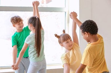 Stüdyoda dans eden şirin çocuklar.