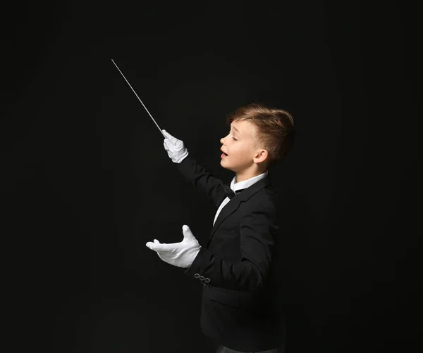 暗い背景の小さな指揮者 — ストック写真