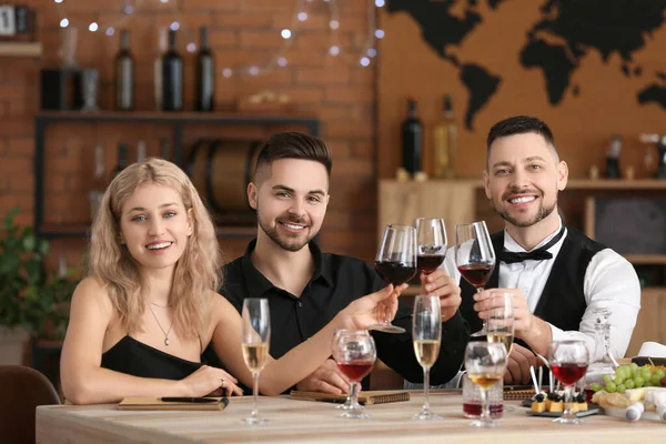 People Tasting Wine Restaurant — Stock Photo, Image