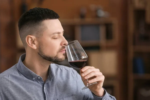 Homem Degustando Vinho Restaurante — Fotografia de Stock