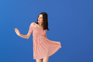 Güzel genç kadın renk arka plan karşı dans