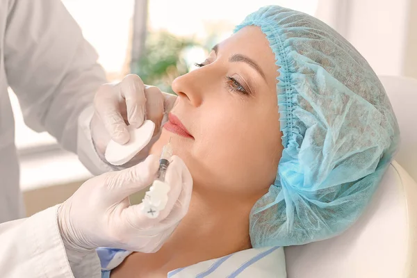 Woman Receiving Filler Injection Beauty Salon — Stock Photo, Image
