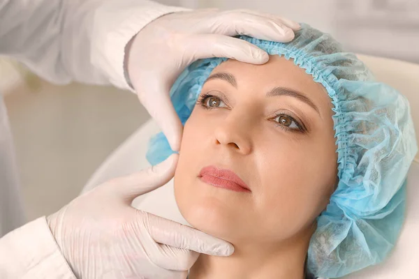 外科整形外科医生在诊所检查妇女的脸 — 图库照片