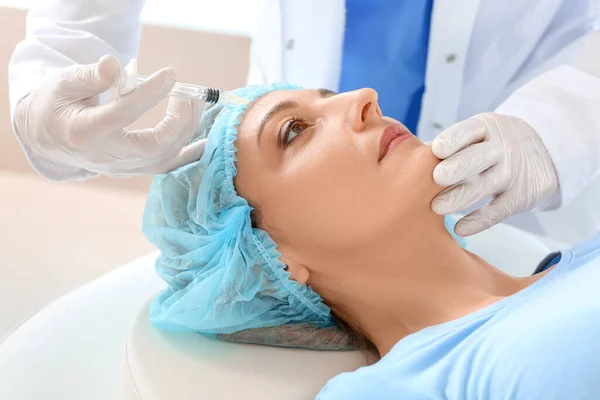 Woman Receiving Filler Injection Beauty Salon — Stock Photo, Image