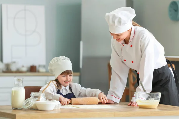 Vrouwelijke Chef Kok Haar Dochtertje Koken Keuken — Stockfoto